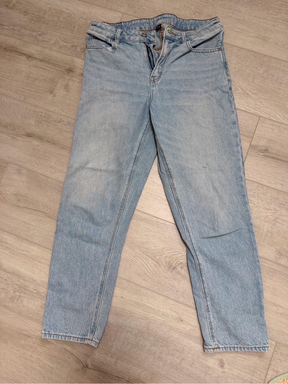 American Eagle Outfitters Light Wash mom jeans